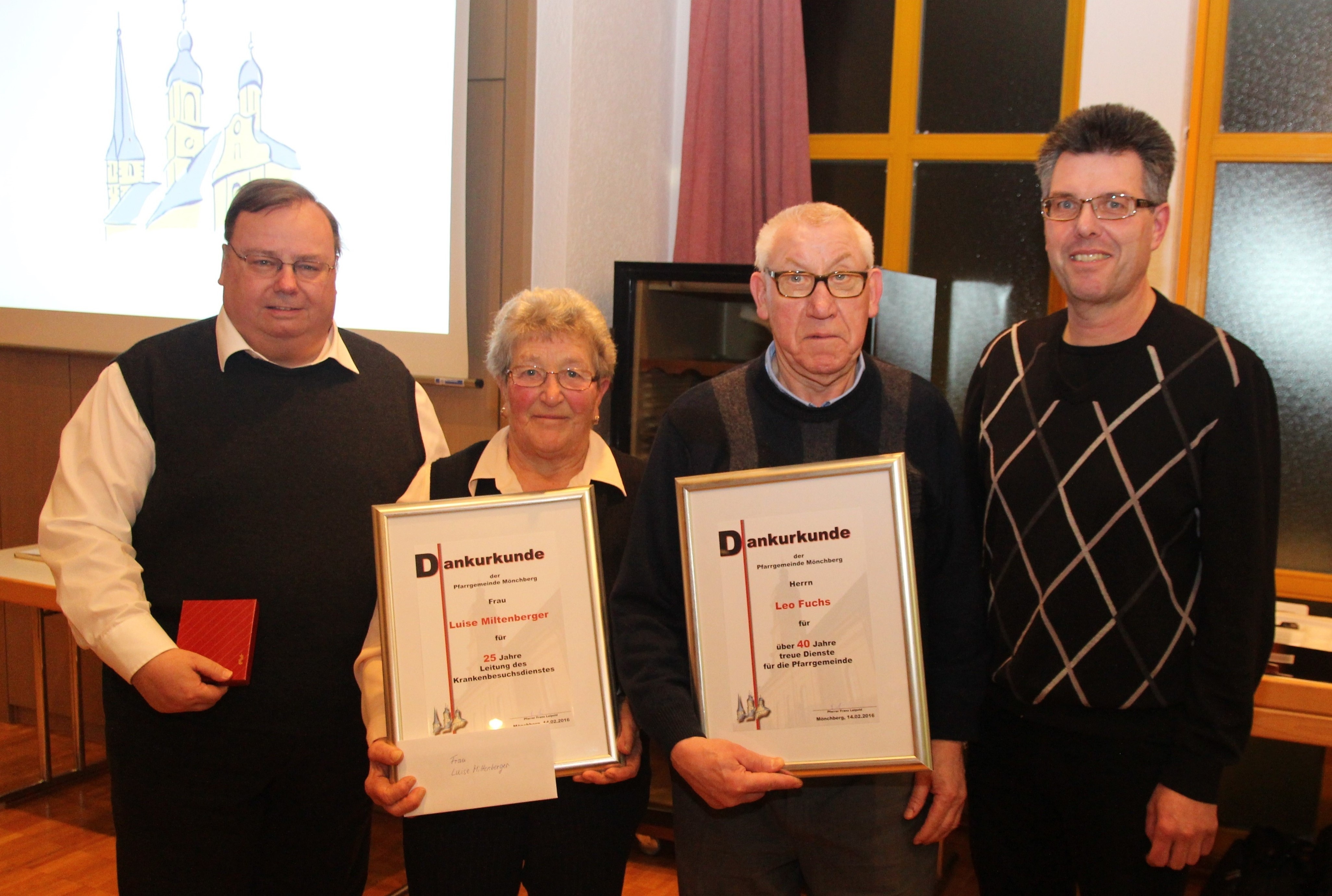 Pfarrer Franz Leipold und Diakon Peter Ricker ehren Frau Luise Miltenberger und Herrn Leo Fuchs mit der Dankesurkunde der Pfarrei Mönchberg (Foto: Thomas Kramer)