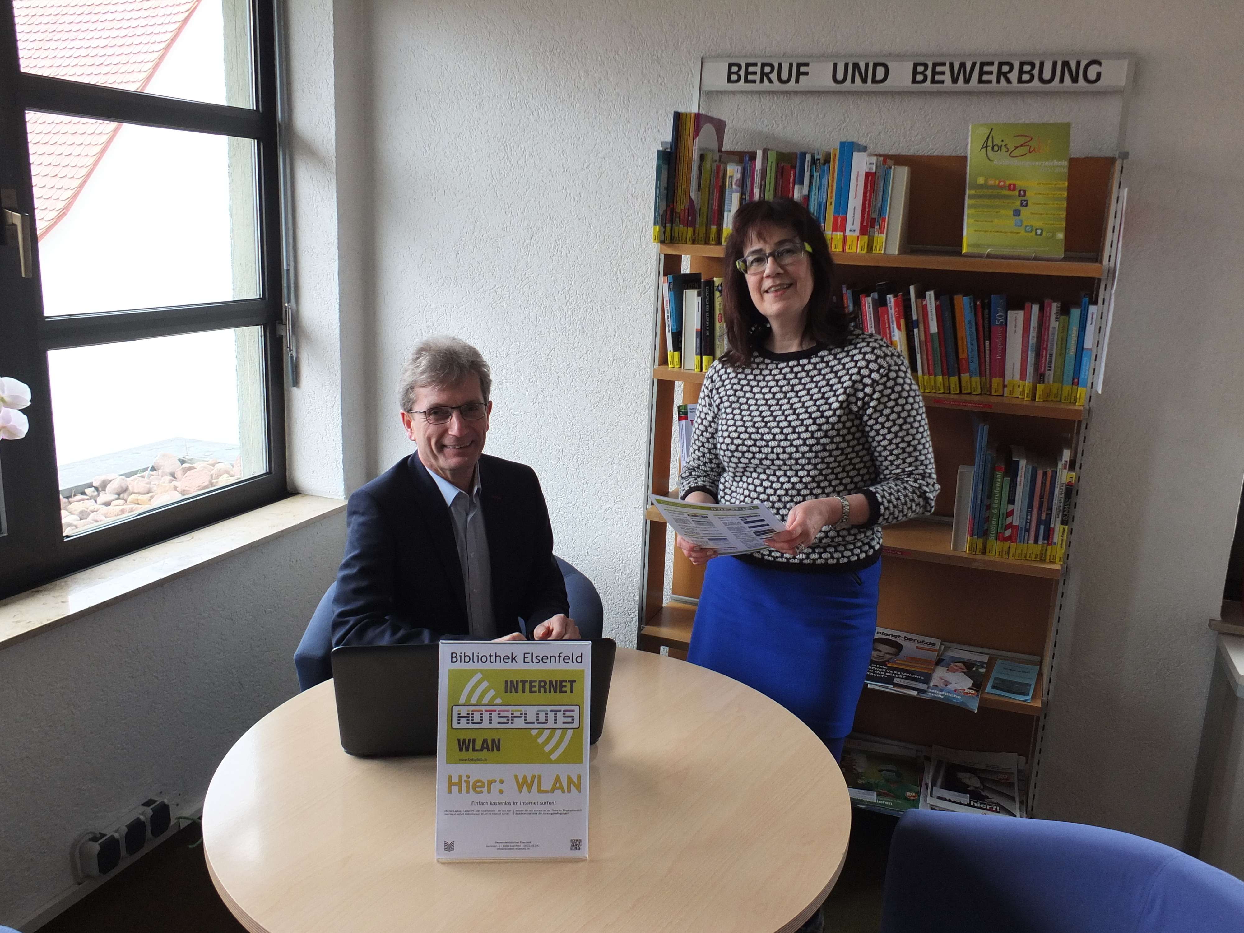 Elsenfelds Bürgermeister Matthias Luxem ließ sich von Bibliotheksleiterin Gisela Schlange-Schäfer den neuen Service vorführen.
