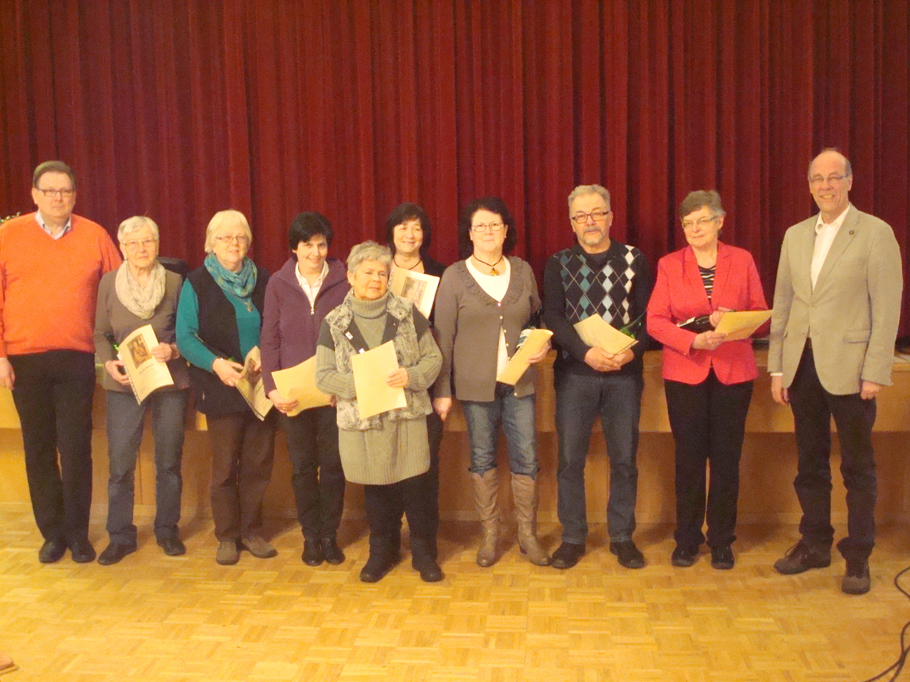 Urkunden für treue Caritassammler/innen: v. l. Pfarrer Manfred Jarosch, Anna Vogel, Rosemarie Frank, Maria Schmitt, Elisabeth Deckelmann, Gisela Hegmann, Maria Lieb, Albert Rothermich, Gudrun Ball, PGR-Vors. Werner Schmitt