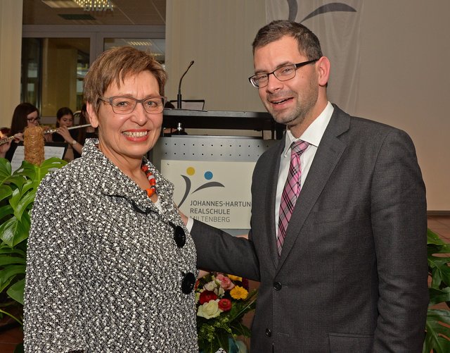 Landrat Jens Marco Scherf (rechts) wünschte Gisela Pelikan alles Gute für ihren Ruhestand.