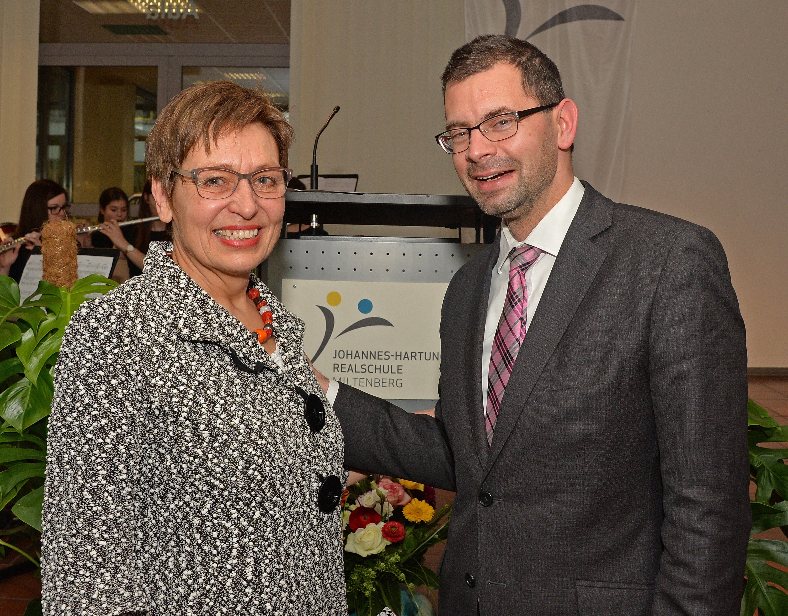 Landrat Jens Marco Scherf (rechts) wünschte Gisela Pelikan alles Gute für ihren Ruhestand.