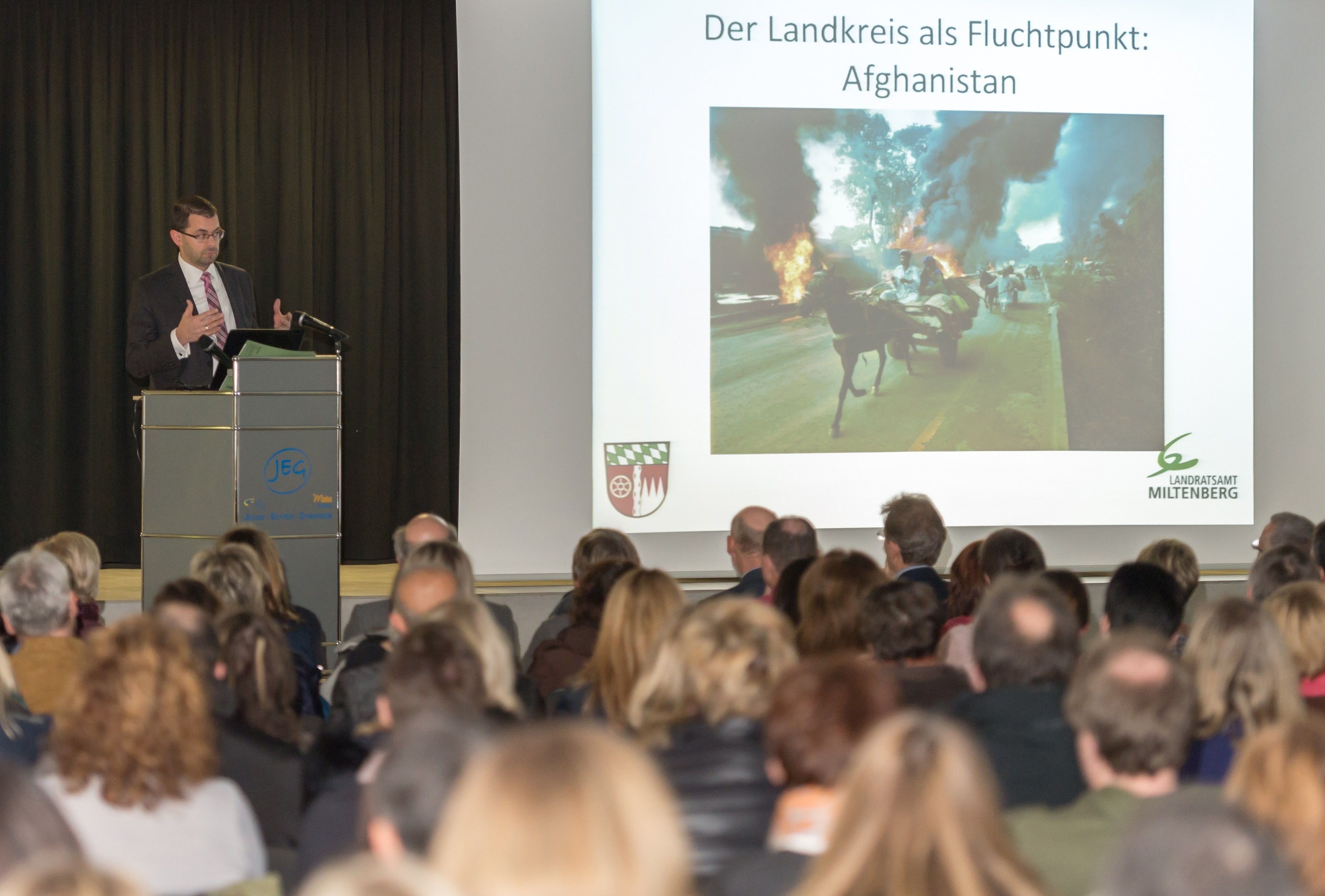 Landrat Jens Marco Scherf informierte rund 300 Eltern in Elsenfeld über die im Bau befindliche Flüchtlingsunterkunft in Nachbarschaft zum Schulzentrum.