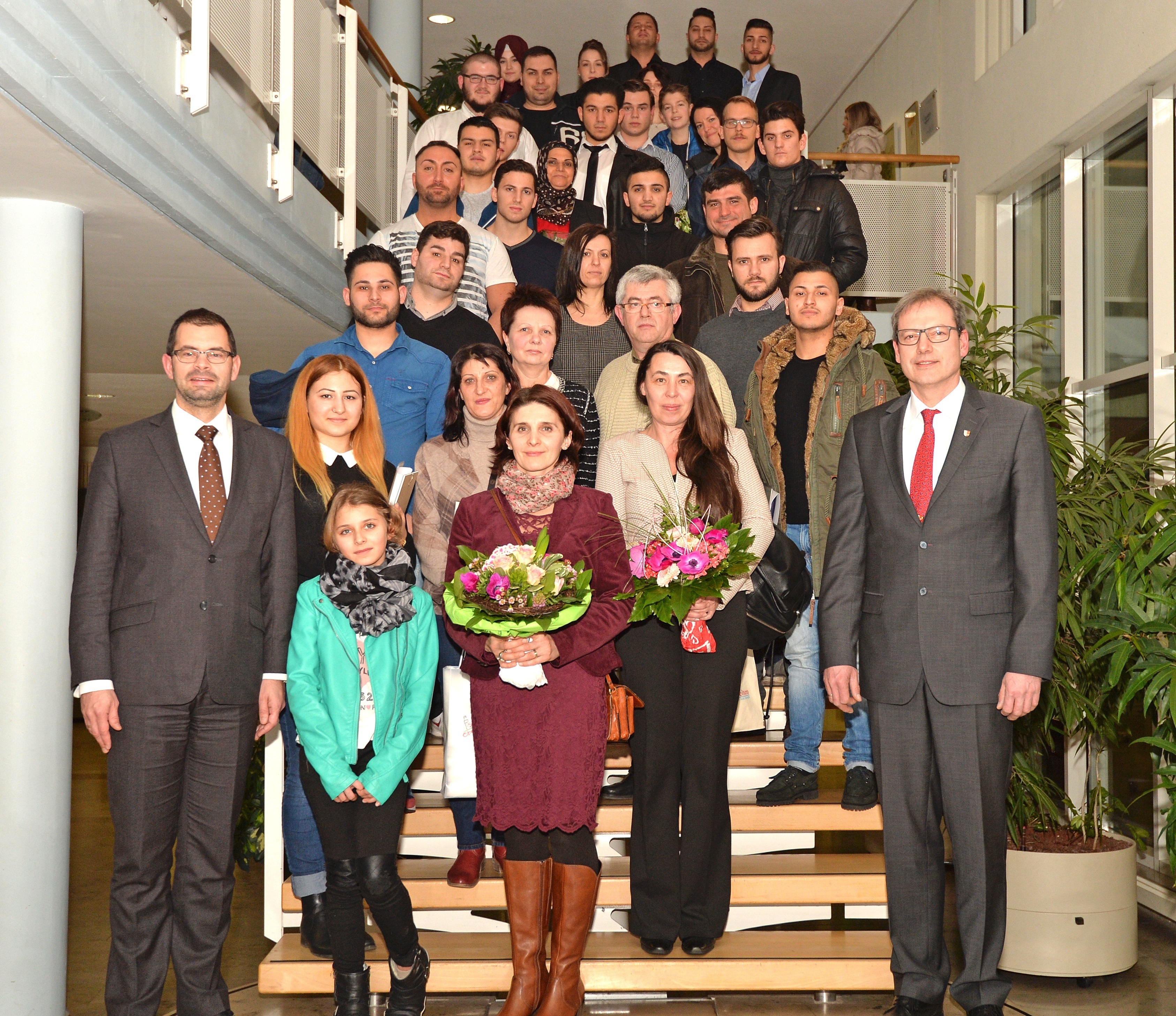 Zusammen mit Landrat Jens Marco Scherf (vorne links) und seinem Stellvertreter Thomas Zöller (rechts) stellten sich die Eingebürgerten zum Gruppenfoto.