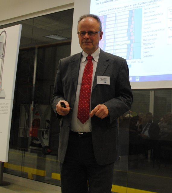 Prof. Dr. Hartwig Webersinke warb mit viel Enthusiasmus für den neuen Studiengang in Miltenberg.