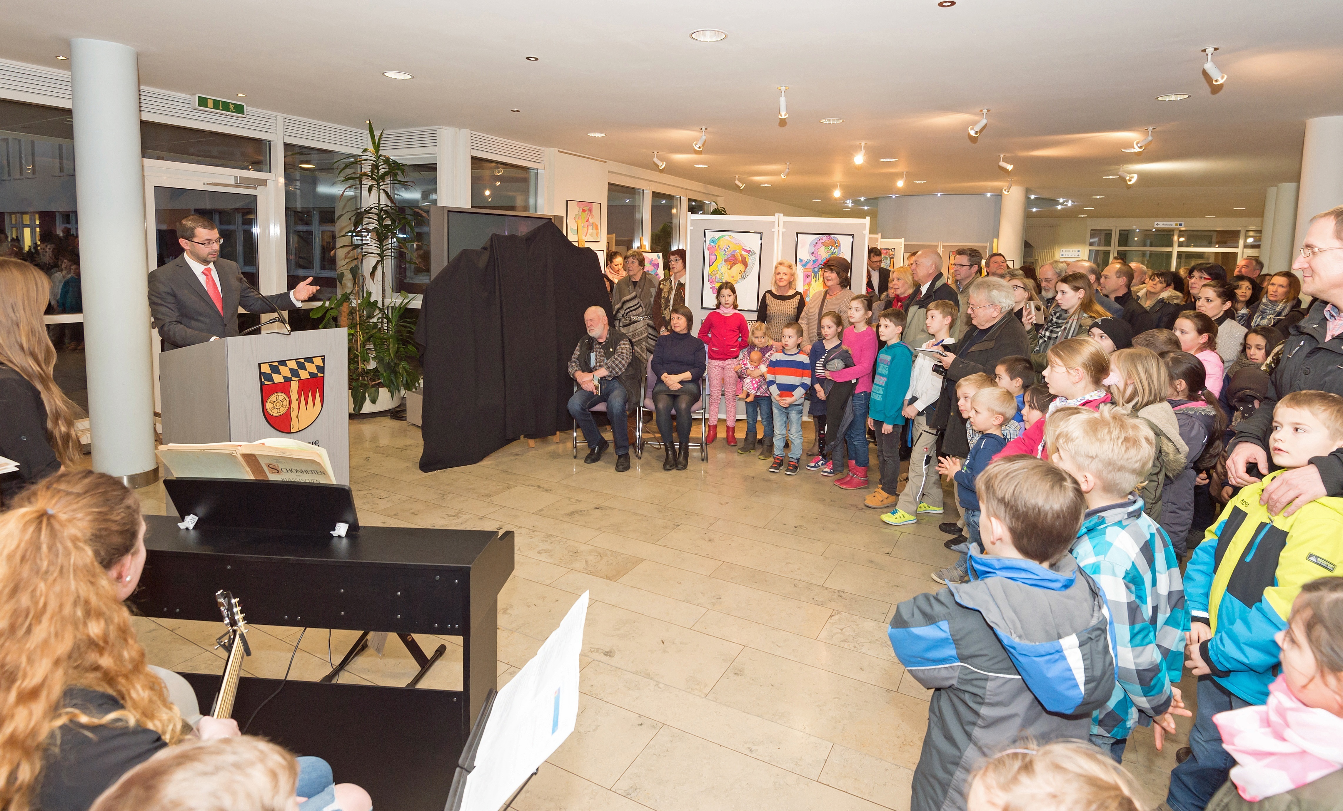 Vor einem großen Publikum eröffnete Landrat Jens Marco Scherf am Dienstag die Vernissage zum Schaefler-Preis. Besonders freute sich Scherf über die Anwesenheit des Künstlers Otmar Alt, von dessen Arbeiten alle Schülerwerke beeinflusst sind.