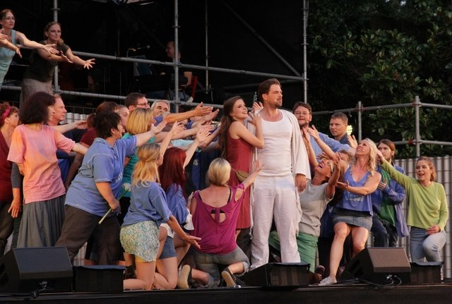 Auftritt an der Seite von Musicalstar Patrick Stanke: Der über ein Casting zusammengestellte Chor in „Jesus Christ Superstar“ bei den Schlossfestspielen 2015