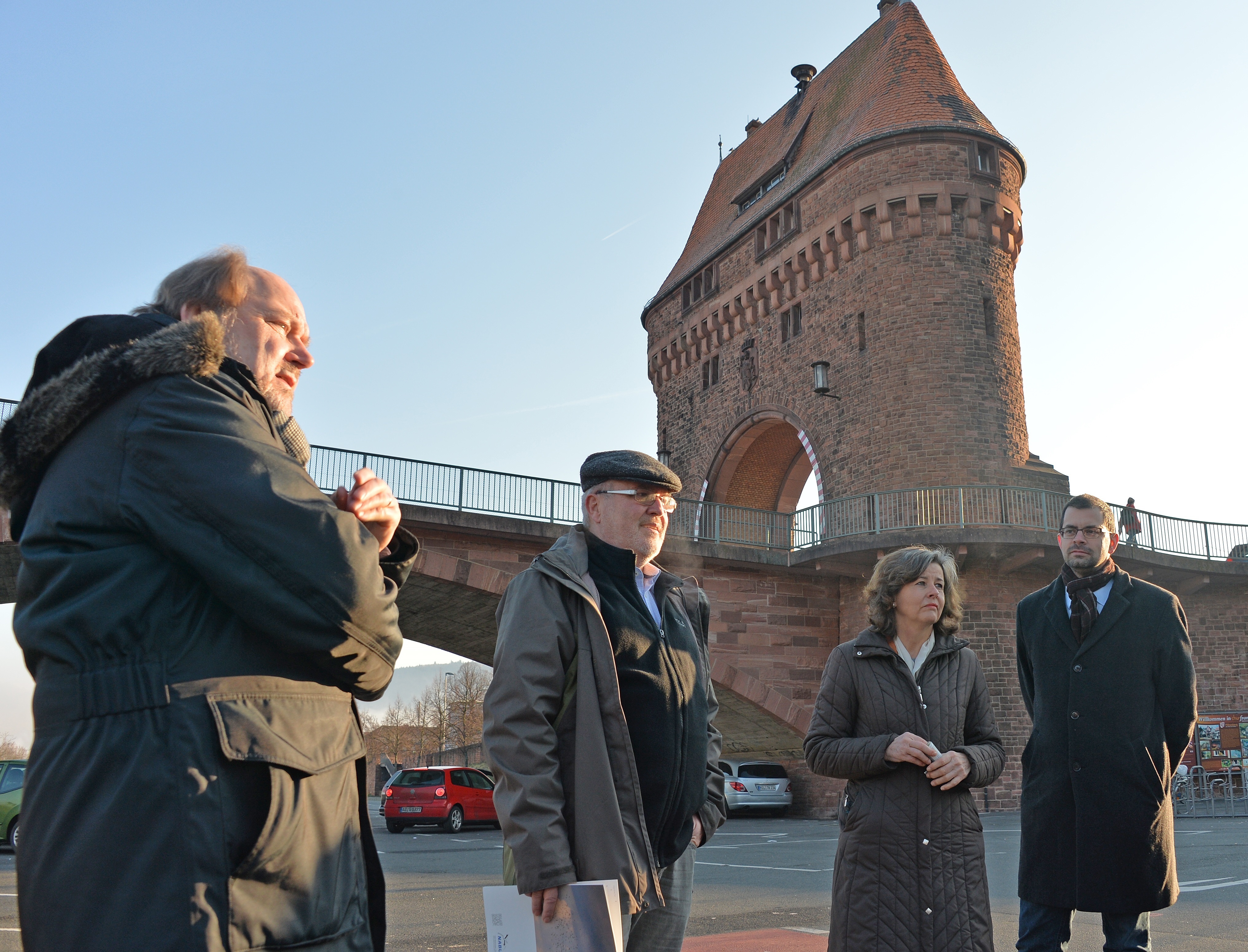 Beim Ortstermin mit (von links) Miltenbergs Bürgermeister Helmut Demel, Siegmar Hartlaub und Regina Groll (Untere Naturschutzbehörde am Landratsamt) und Landrat Jens Marco Scherf war schnell eine Lösung für die zerstörten Schwalbennester am Brückenturm gefunden: Die Stadt bringt auf ihre Kosten 20 Doppelnisthilfen auf der Nordseite der Mainbrücke an.
