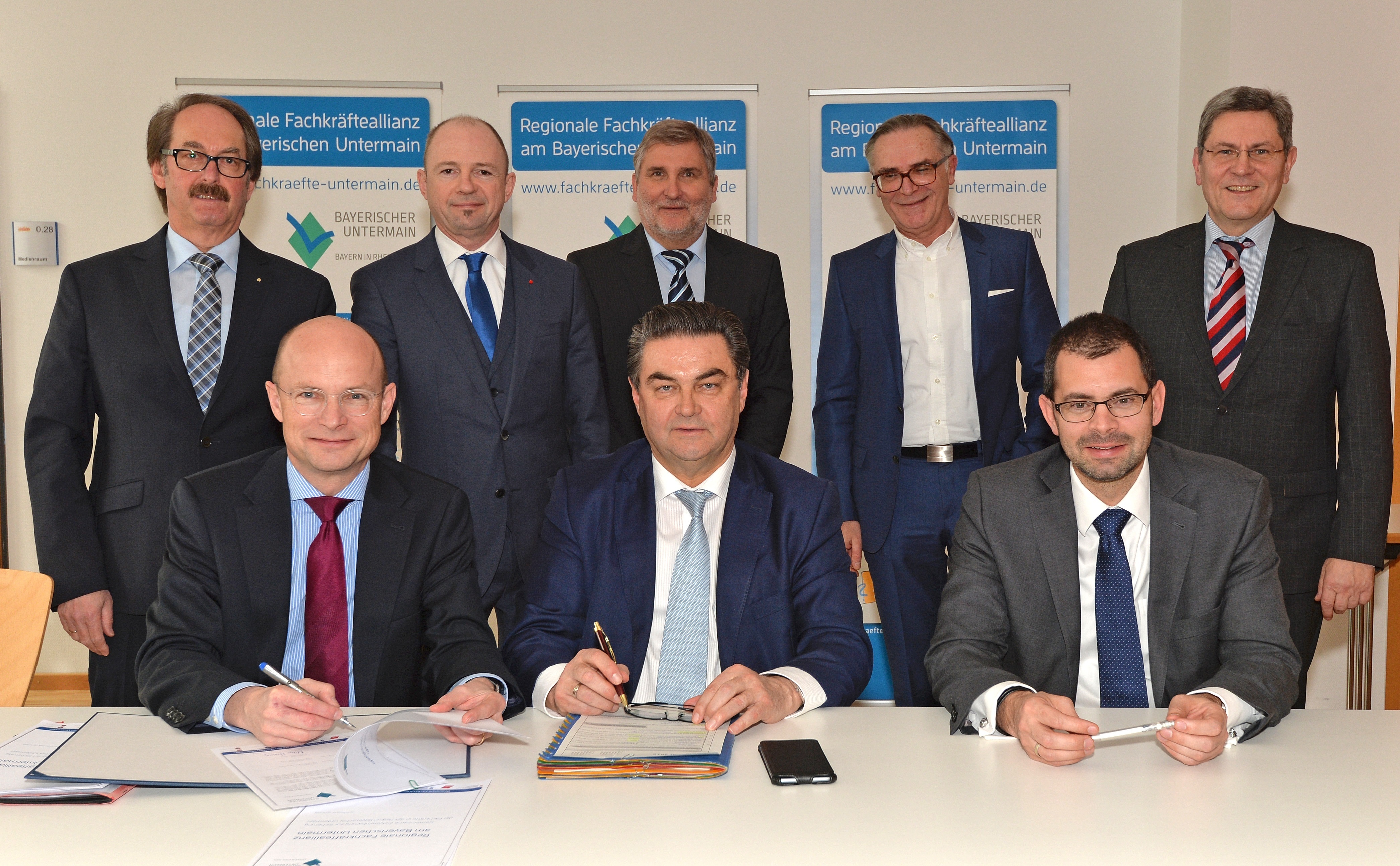 Mit der Unterschrift unter eine gemeinsame Zielvereinbarung zur Sicherung der Fachkräfte in der Region Bayerischer Untermain haben (vorne von links) Landrat Ulrich Reuter (Aschaffenburg), Oberbürgermeister Klaus Herzog (Aschaffenburg) und Landrat Jens Marco Scherf (Miltenberg) sowie (hinten von links) Dieter Eser (Handwerkskammer), Frank Firsching (DGB), Harald Maidhof (Agentur für Arbeit), Albert Franz (IHK) und Pro-fessor Dr. Wilfried Diwischek (Hochschule Aschaffenburg) ihre Kooperation dokumentiert.