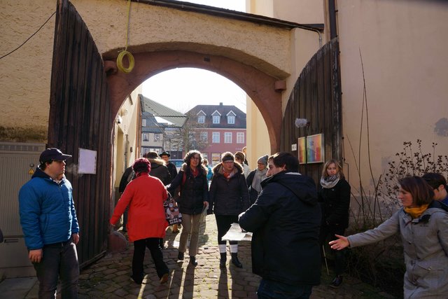 Auch im noch düsteren Hinterhof bleibt das Rufen nach einem befreundeten Hausbewohner erfolglos.