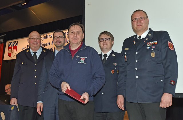 Mit der Ehrennadel in Silber der Jugendfeuerwehr Bayern honorierte der Bezirksverband der Jugendfeuerwehr den langjährigen Einsatz von Wolfgang Schmitt als Bezirks- und Kreisjugendfeuerwehrwart. Das Bild zeigt (von links) Kreisbrandrat Meinrad Lebold, Landrat Jens Marco Scherf, Wolfgang Schmitt sowie Bezirksjugendwart Thomas Grimmer und sein Stellvertreter Günther Rupkalvis.