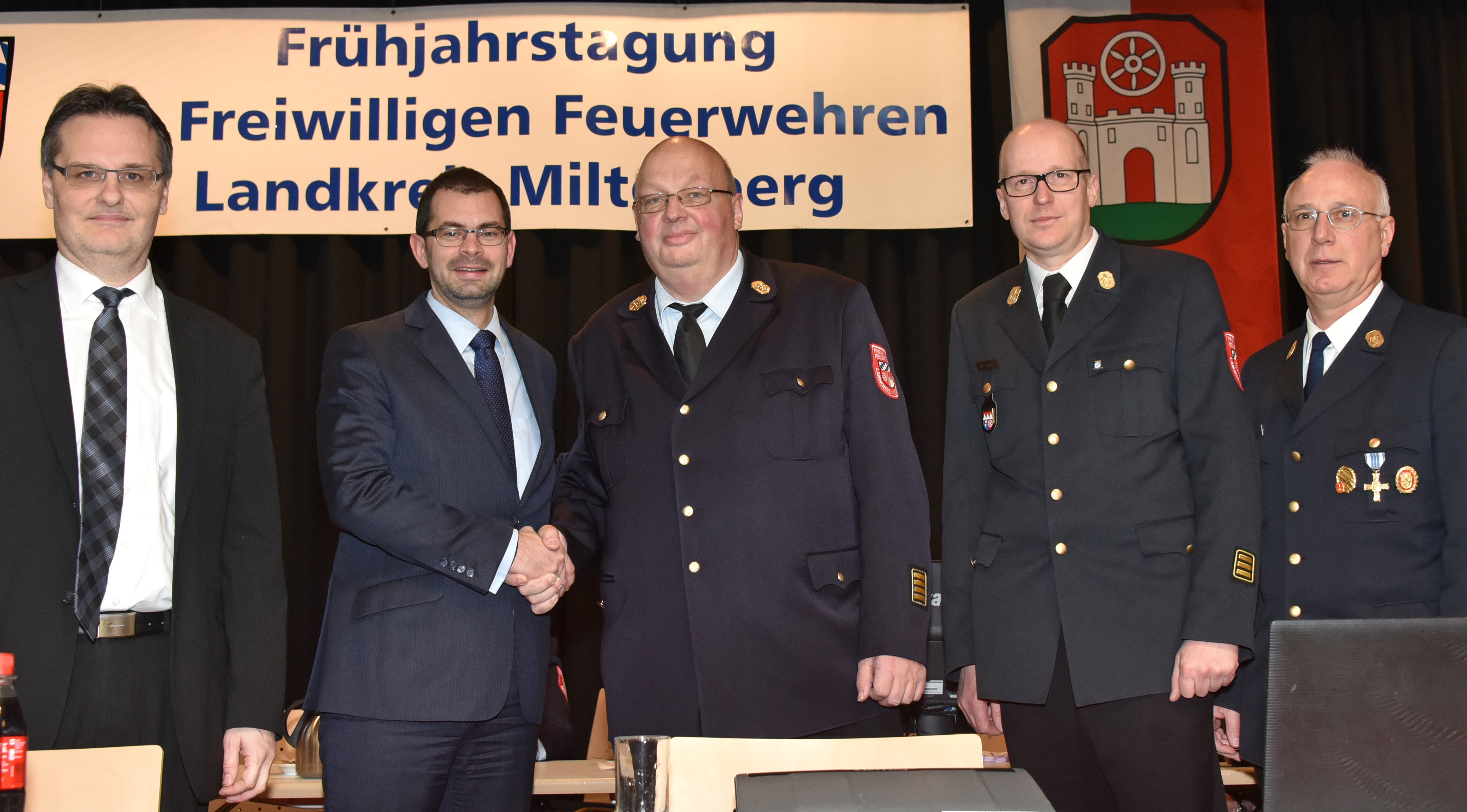 Glückwunsch für den alten und neuen Kreisbrandrat mit (von links) Gerald Rosel (Leiter Öffentliche Sicherheit am Landratsamt), Landrat Jens Marco Scherf und Kreisbrandrat Meinrad Lebold sowie die Kreisbrandinspektoren Hauke Muders und Johannes Becker.
