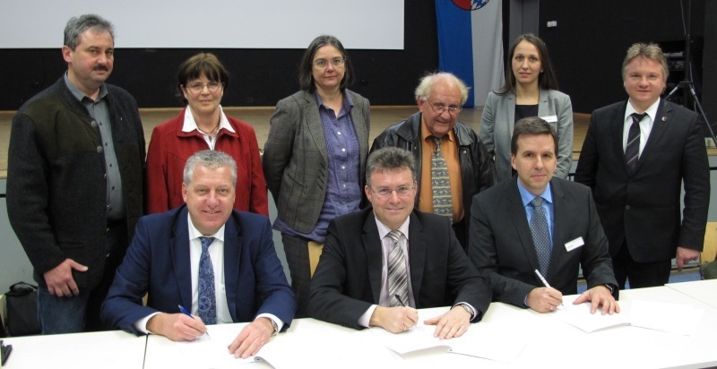 Die Neckar-Odenwald-Kliniken setzen die bewährte Zusammenarbeit mit Geschäftsführer Norbert Mischer und der EconoMedic AG für weitere fünf Jahre fort. Der entsprechende Vertrag wurde unmittelbar im Anschluss an die Entscheidung des Kreistags in Hüffenhardt unterzeichnet. Unser Bild zeigt den Auf-sichtsratsvorsitzenden der Kliniken, Landrat Dr. Achim Brötel, Klinikgeschäftsführer Norbert Mischer, Vor-stand Jan Hacker und Rebecca Sellmann von der EconoMedic AG zusammen mit den Fraktionsvorsitzen-den Karl Hein