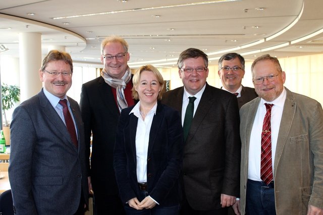 Gastredner war Dr. Manfred Sternberg (2.v.l.), Geschäftsführer der Sozialdemokratischen Gemein-schaft für Kommunalpolitik in Deutschland (SGK).  Mit dabei waren außerdem die Landtagsabgeordneten Dr. Paul Wengert, Martina Fehlner, Volkmar Halbleib und Klaus Adelt sowie Matti Müller, Parlamentarischer Berater der SPD-Landtagsfraktion (2.v.r.).