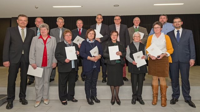 Diese Ehrenamtlichen wurden von Landrat Jens Marco Scherf (rechts) und dem Kreivorsitzenden des Gemeindetags, Günther Oettinger (links), mit dem Ehrenzeichen ausgezeichnet.