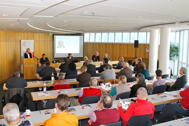 Im Namen der SPD-Landtagsfraktion hatte Martina Fehlner gemeinsam mit ihrem Kollegen Dr. Paul Wengert zu einem „Kommunalpolitischen Tag in Unterfranken“ in die Aschaffenburger Stadthalle eingeladen.