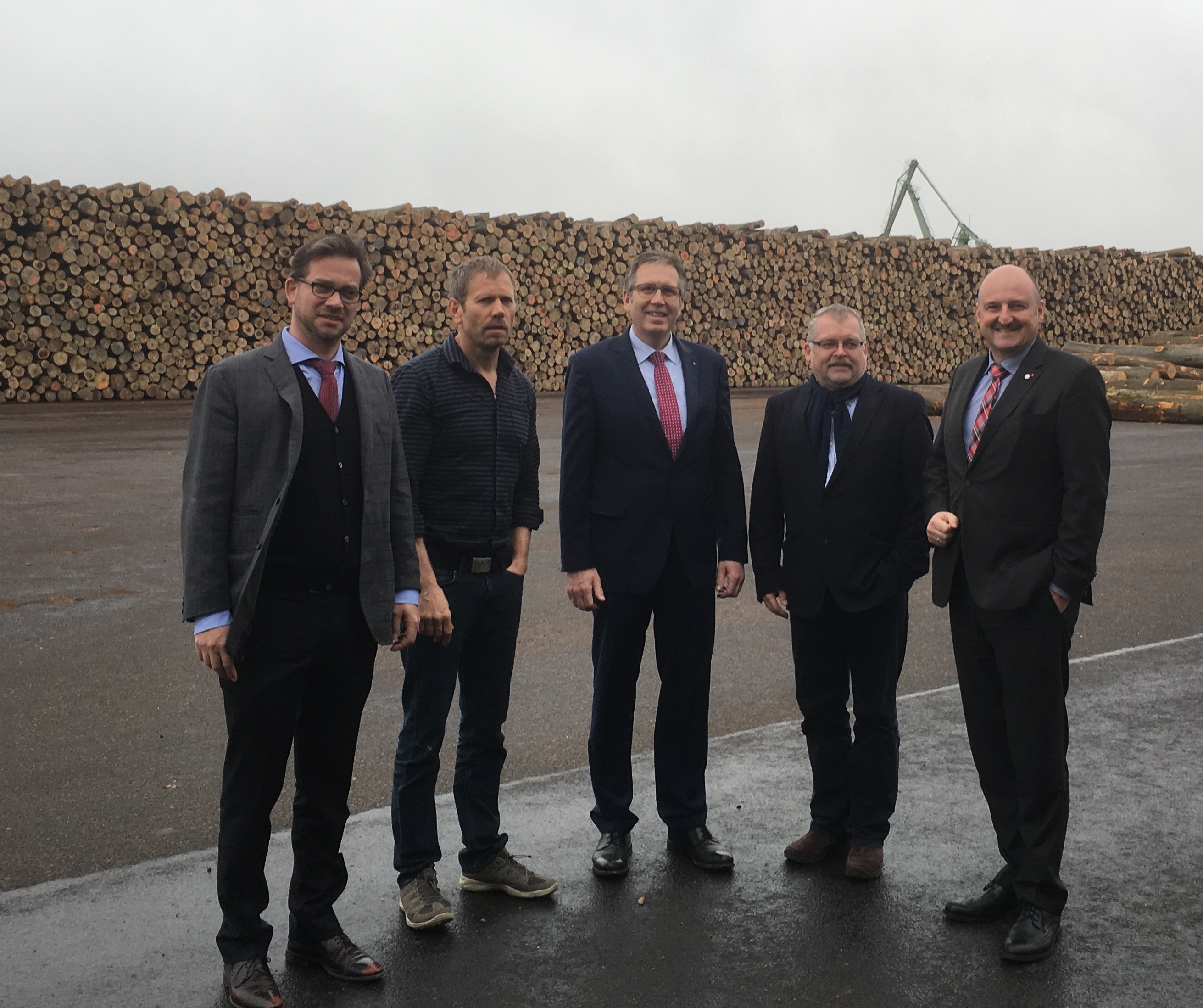 Holz steht für Nachhaltigkeit und Innovation. v.l.n.r: Florian Pronold, Ralf Pollmeier, Jürgen Herzing, Wolfgang Giegerich und Bernd Rützel.