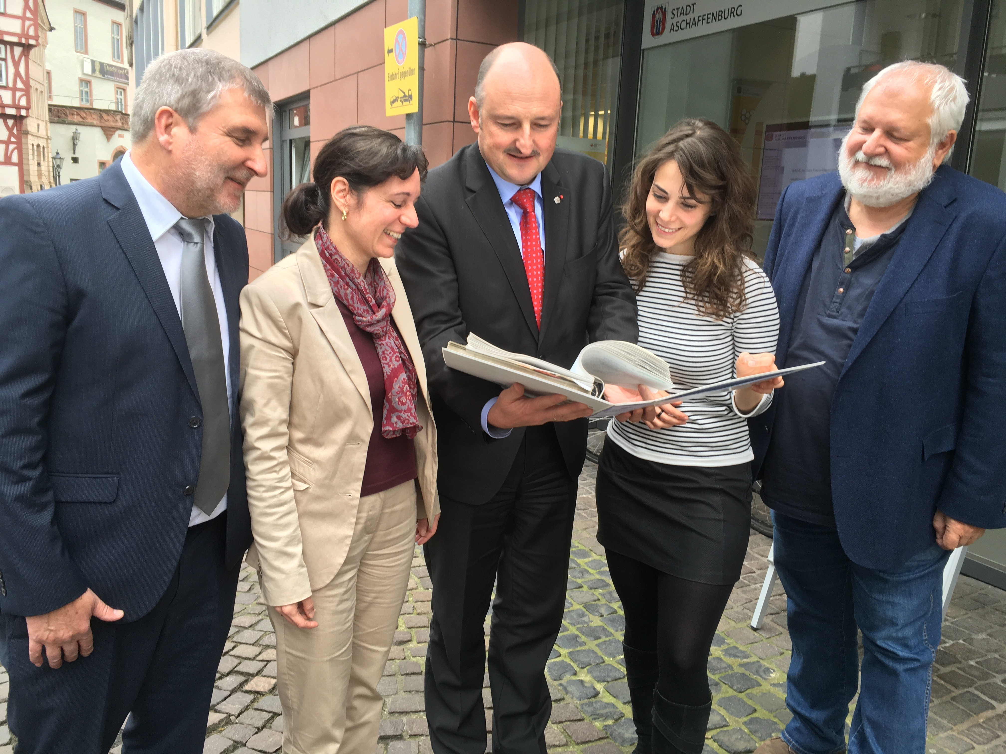 Eine Dokumentenmappe für jeden Flüchtling ist eine gute Idee. Das finden v.l.n.r.: Harald Maidhof, Dr. Renata Häublein, Bernd Rützel, Anna Ehrlich und Michael Fleckenstein