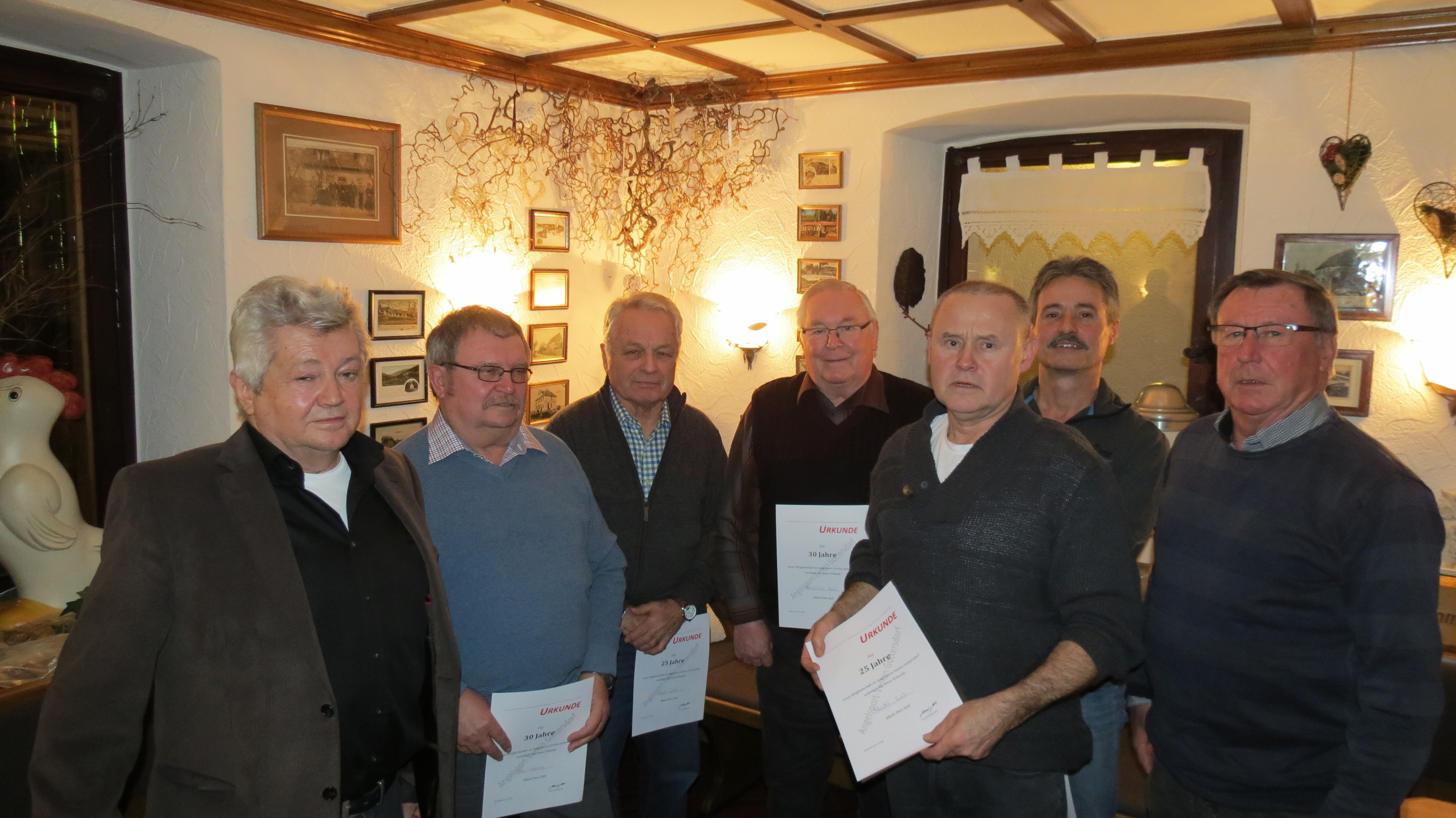 Vorstandsmitglied Leo Kirchgessner (links) ehrte im Rahmen der Versammlung langjährig verdiente Mitglieder. Für 30-jährige Mitgliedschaft Horst Berberich, Elmar Link, Thomas Meidel, Georg Utz, Robert Waltert und Albrecht Winzig-Heilig. Für 25-jährigen Vereinsmitgliedschaft Josef Bock, Kurt Meidel und Arno Löffler. Foto: Markus Schindler