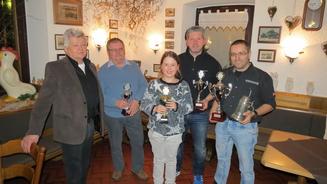 Vorstandsmitglied Leo Kirchgessner (links) ehrte die erfolgreichsten Angler 2015 des Angelsportvereins Gottersdorf: (v.l.n.r.) Georg Utz, "Angelprinzessin" Mareen Schindler, Thomas Spilak und "Anglerkönig" Markus Link. Foto: Markus Schindler