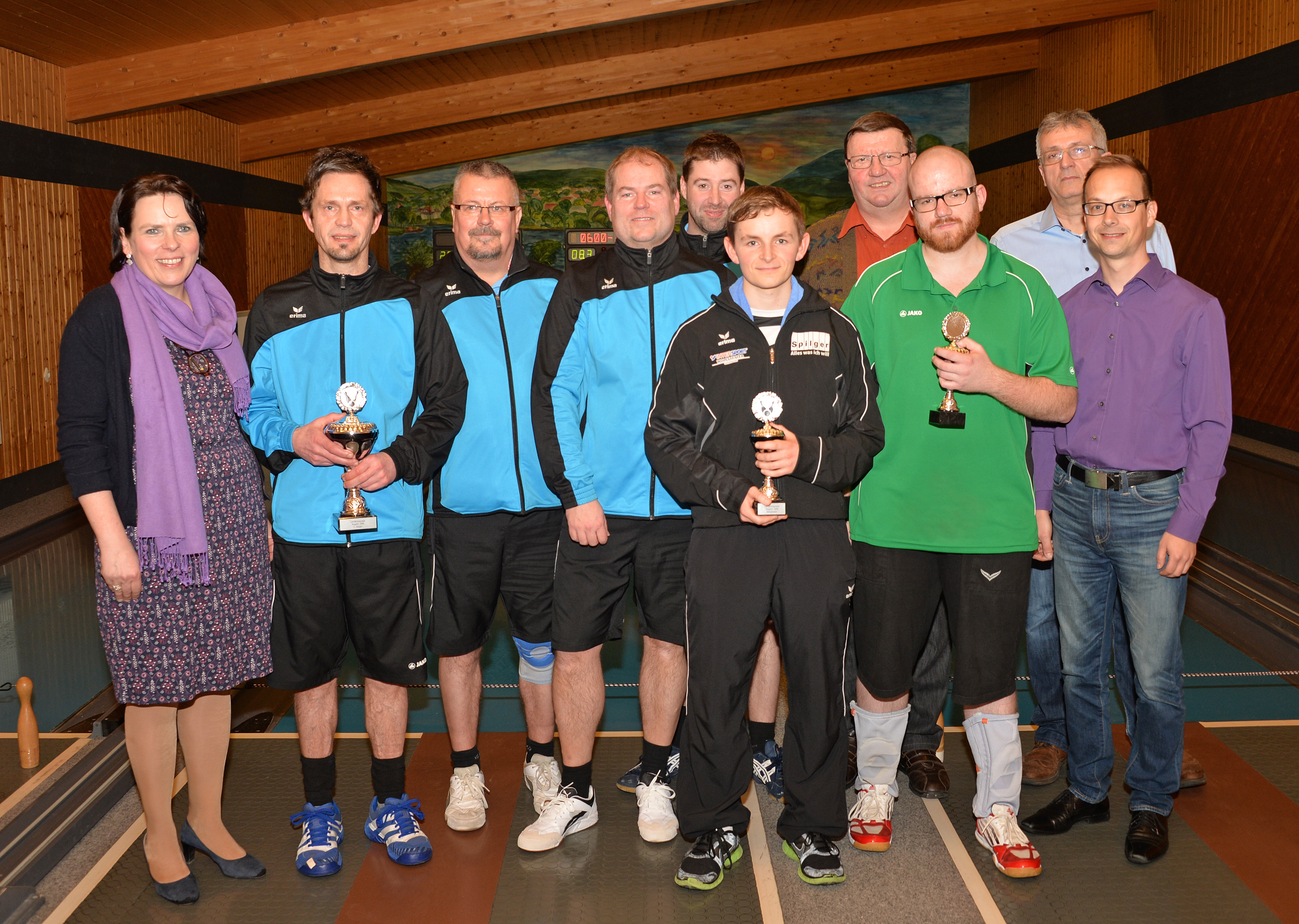 Das Bild zeigt (von links) stellvertretende Landrätin Karin Passow, das Team aus Sulzbach mit Christian Schwarzkopf, Maik Stelter, Volker Schmitt und Andreas Schüßler, den besten Einzelkegler Ralf Hock (Obernburg, 486 Holz), Organisator Günther Geis, Neunerkönig Thomas Büttner (Kleinwallstadt, 13 Neuner) sowie Dorfprozeltens stellvertretender Bürgermeister Franz Ottmar Klappenberger und Steffen Hörst (Sparkasse).