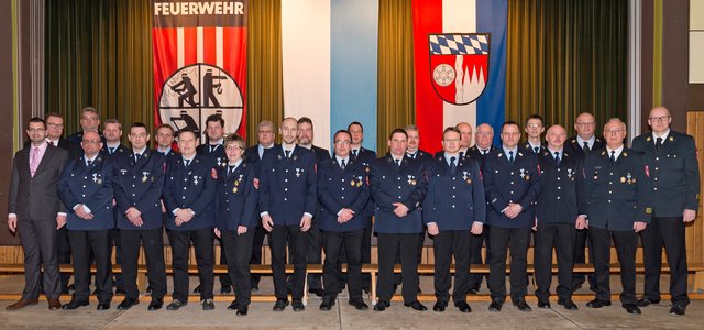 Diese Feuerwehrleute wurden für 25-jährigen aktiven Dienst ausgezeichnet. Das Bild zeigt sie mit Landrat Jens Marco Scherf und dem Kreisvorsitzenden des Gemeindetags, Günther Oettinger (links) sowie der Feuerwehrführung mit den Kreisbrandinspektoren Hauke Muders und Johannes Becker sowie Kreisbrandrat Meinrad Lebold (von rechts)