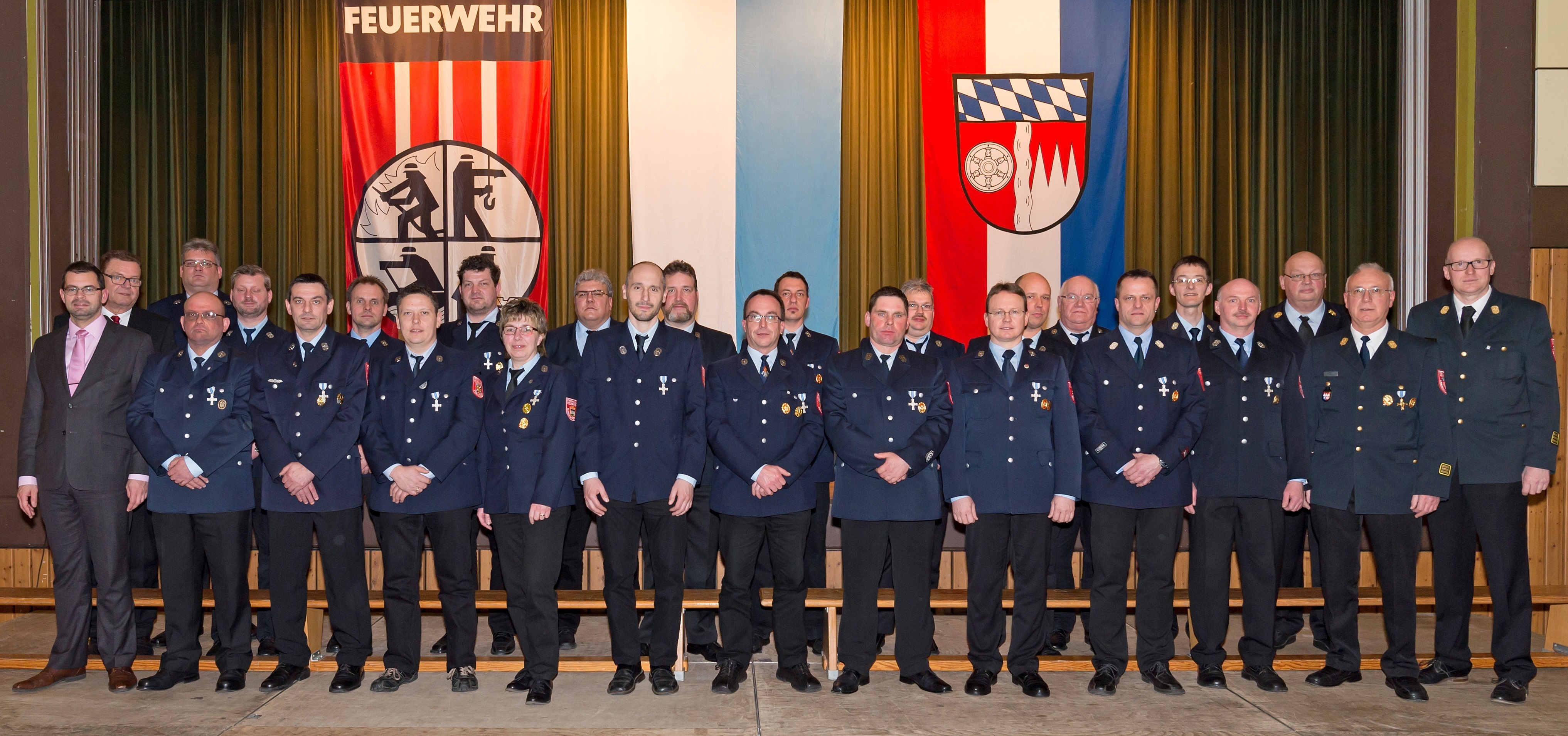 Diese Feuerwehrleute wurden für 25-jährigen aktiven Dienst ausgezeichnet. Das Bild zeigt sie mit Landrat Jens Marco Scherf und dem Kreisvorsitzenden des Gemeindetags, Günther Oettinger (links) sowie der Feuerwehrführung mit den Kreisbrandinspektoren Hauke Muders und Johannes Becker sowie Kreisbrandrat Meinrad Lebold (von rechts)