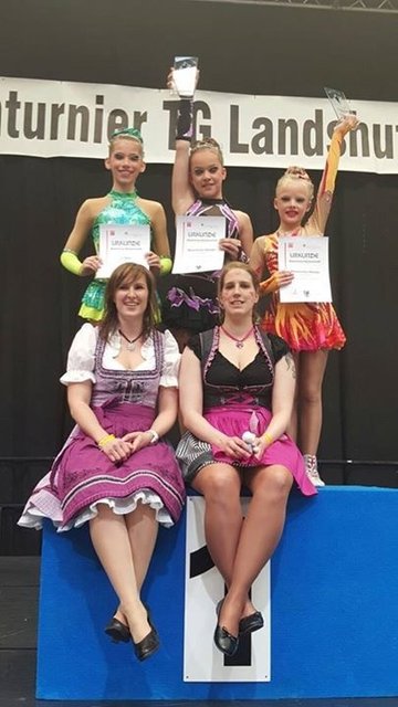 Die Trainerinnen Susanne Spielmann und Pia Dijkman mit (v.l.) Paulina Dreger, Fabienne Maurer und Rosa Marshall von den Little Torros