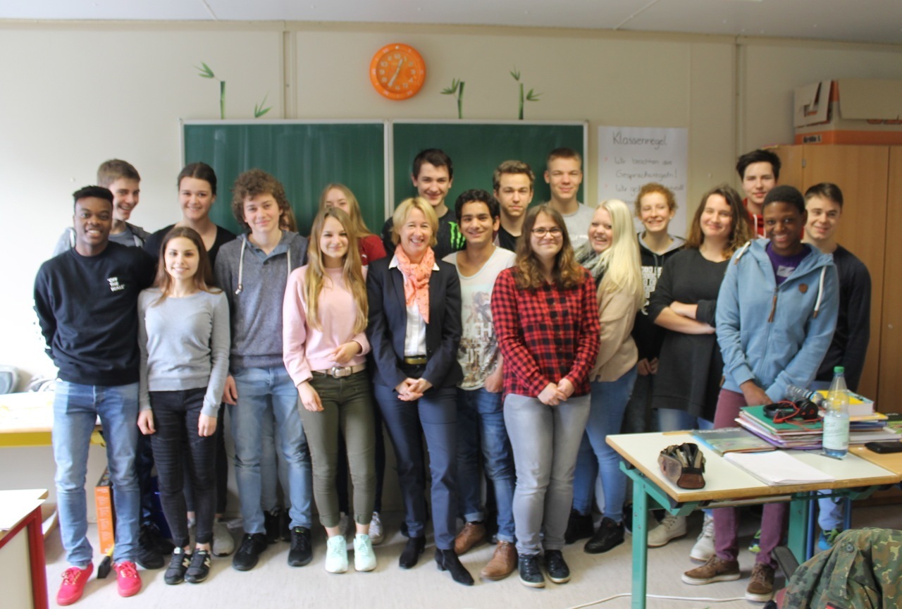Im Rahmen der Aktion „Tag der freien Schulen“ besuchte Martina Fehlner die Paul-Gerhardt-Schule in Kahl. Im Bild die Klasse 10m der Mittelschule.