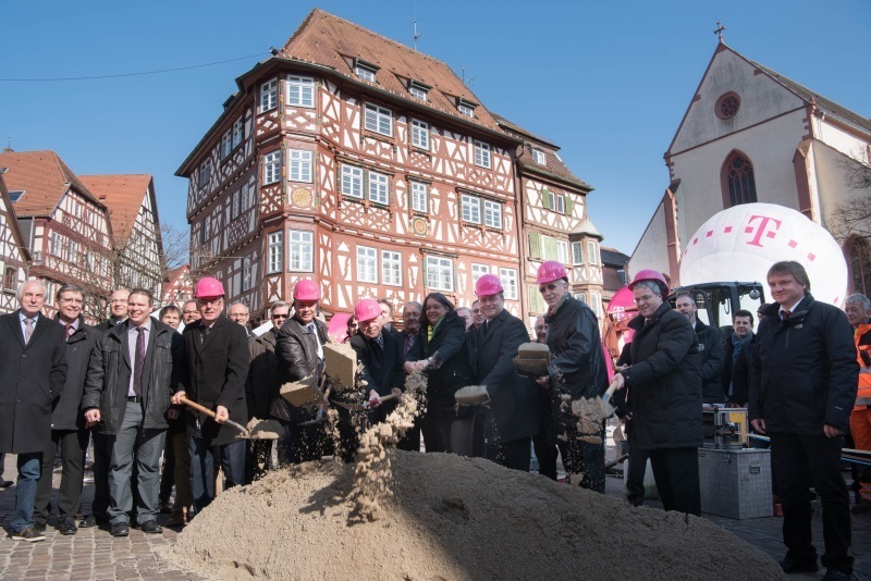 Symbolischer Spatenstich zum Ausbau des schnellen Internets im Neckar-Odenwald-Kreis u. a. mit dem Leiter der Technik Niederlassung Südwest der Telekom Frank Bothe, dem Oberbürgermeister der Großen Kreisstadt Mosbach Michael Jann, dem Konzernbeauftragten der Telekom für den Breitbandausbau Ulrich Adams, Landrat Dr. Achim Brötel, Georg Nelius MdL, dem Kreisvorsitzenden des Gemeindetags Bürgermeister Thomas Ludwig und zahlreichen Bürgermeistern und Kreisräten.