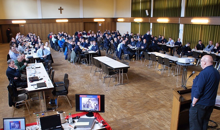Zahlreiche wichtige Themen wurden bei der Fortbildungsveranstaltung für die Führungskräfte von Polizei, Hilfsorganisationen, THW und Feuerwehr in der Collenberger Südspessarthalle behandelt.