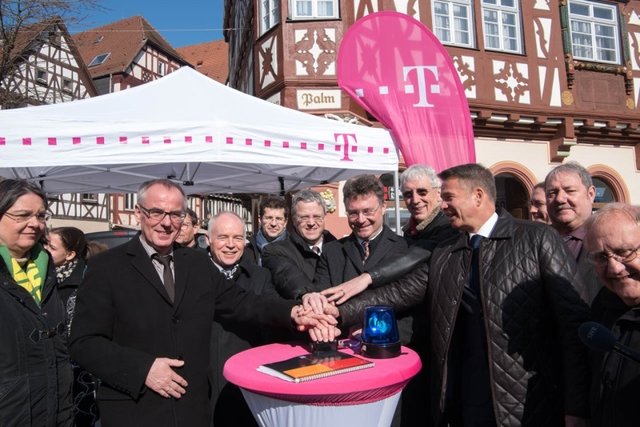 Start der Internetseite www.breitband-nok.de, die über den Ausbaufortschritt des schnellen Internets im Neckar-Odenwald-Kreis ab sofort laufend informiert. Symbolisch freigeschaltet wurde diese von (v. l.) dem Leiter der Technik Niederlassung Südwest der Telekom Frank Bothe, dem Konzernbeauftragten der Telekom für den Breitbandausbau Ulrich Adams, dem Kreisvorsitzenden des Gemeindetags Bürgermeister Thomas Ludwig, Landrat Dr. Achim Brötel, Georg Nelius MdL und dem Oberbürgermeister der Großen Kreisstadt Mos