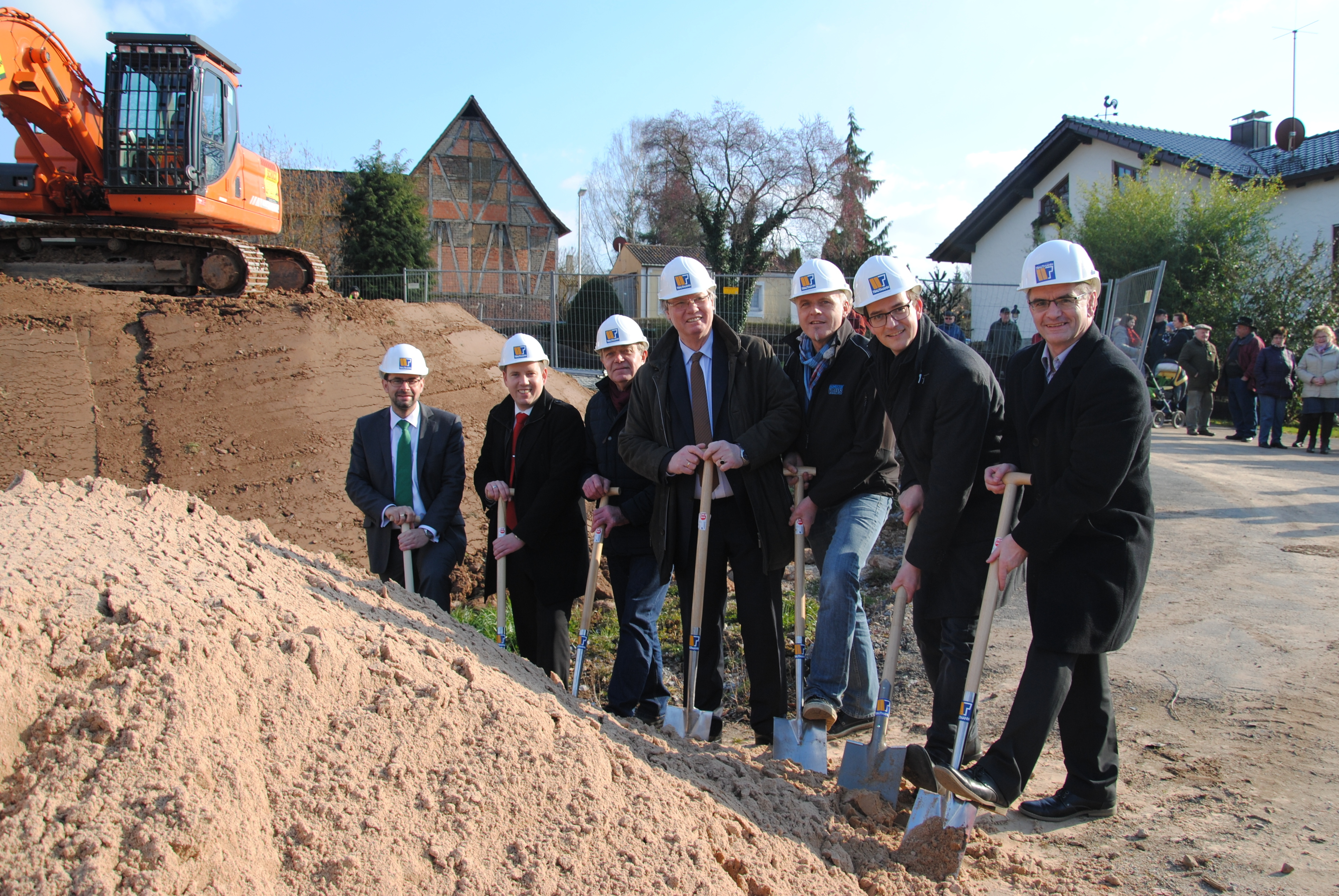 Strahlender Sonnenschein und strahlende Gesichter beim Spatenstich zum Projekt Wohnpark „Am Mühlbach“ - Wohnanlage 50 plus. Von links: Landrat Jens Marco Scherf, Filialleiter der Sparkasse Eschau Peter Hünerth, der ehemalige Besitzer der Listmühle Helmut List, 1. Bürgermeister von Eschau Michael Günther, Bauleiter Norbert Breunig, Jörg Trautmann von Trautmann GmbH und Geschäftsleiter Walter Wölfelschneider vom Markt Eschau.