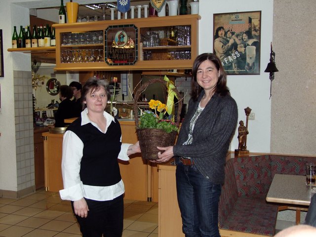 Karola Müller ehrt Andrea Meidel für 25 Jahre musizieren im Verein.