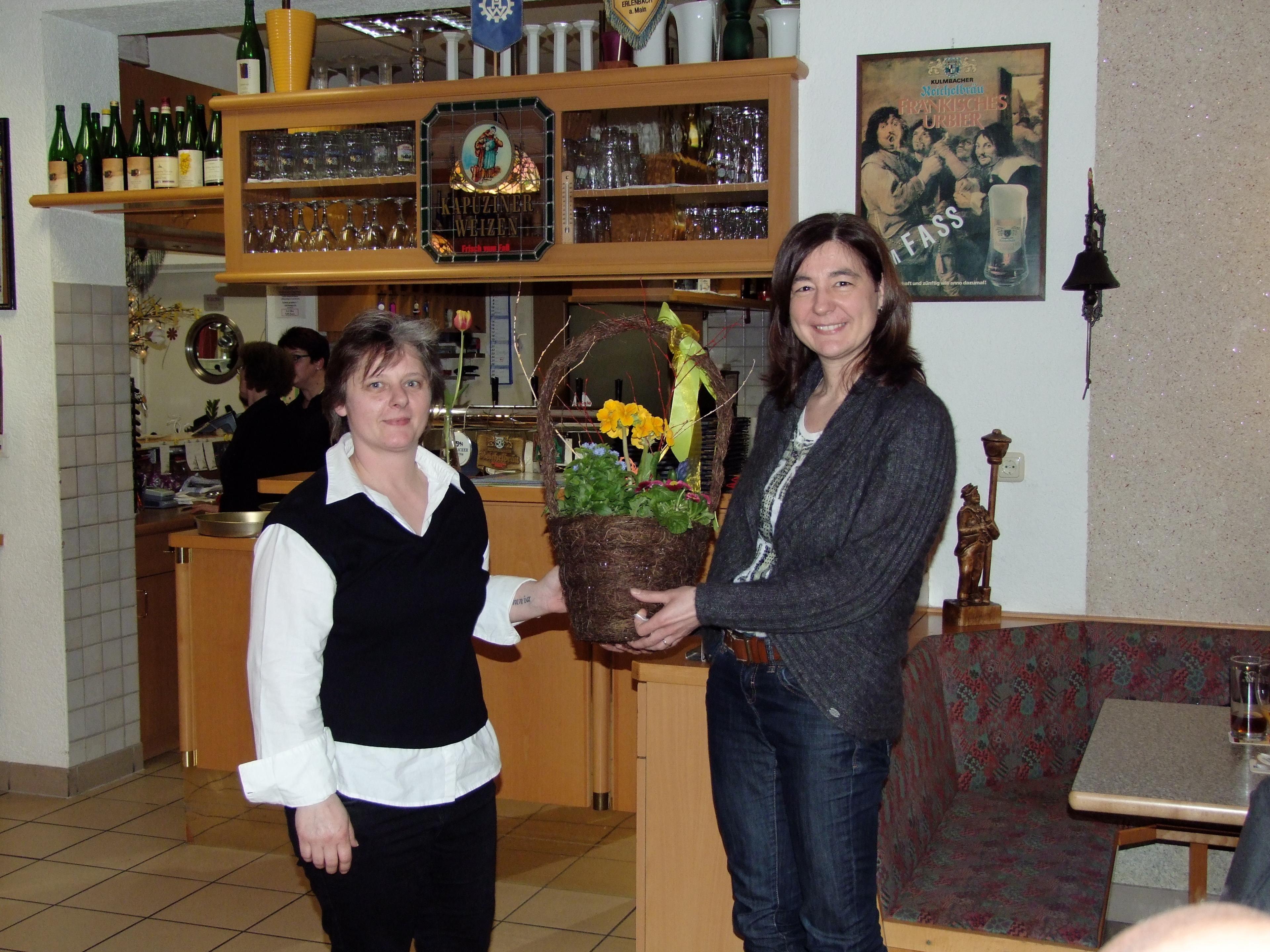 Karola Müller ehrt Andrea Meidel für 25 Jahre musizieren im Verein.