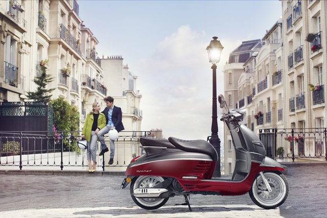 In Erinnerung an die berühmten Traditions-Roller S55 und S57 aus dem Pariser Straßenbild der 50er Jahre des letzten Jahrhunderts werden mit Nostalgie-Rollern die historischen Werte in die Gegenwart transportiert.