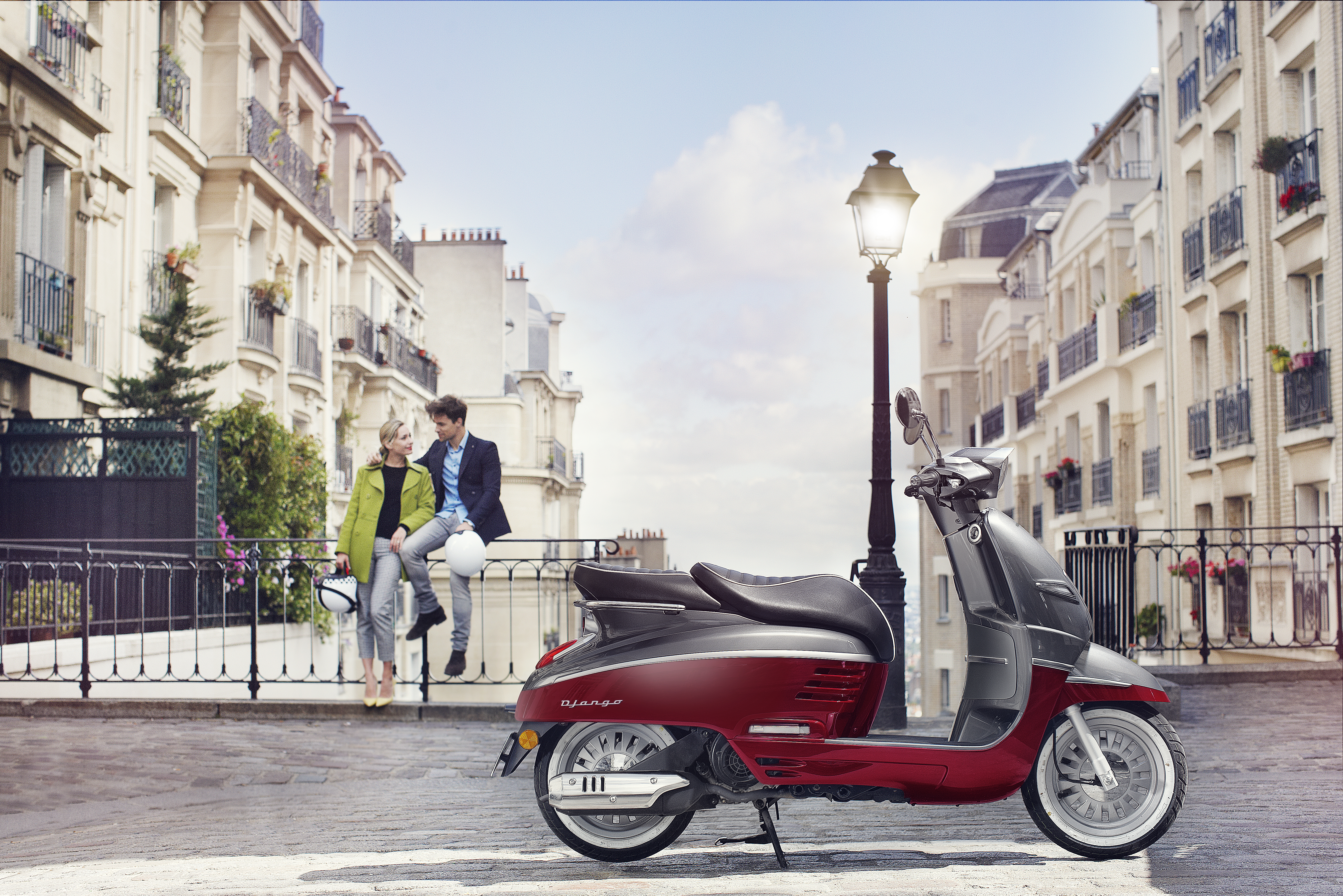 In Erinnerung an die berühmten Traditions-Roller S55 und S57 aus dem Pariser Straßenbild der 50er Jahre des letzten Jahrhunderts werden mit Nostalgie-Rollern die historischen Werte in die Gegenwart transportiert.