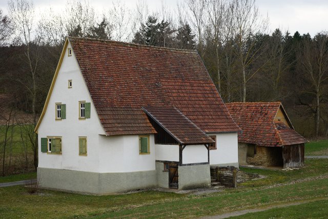 Hier wird ein einzigartiger, freier und noch funktionierender Rauchabzug im Wohngebäude gezeigt.