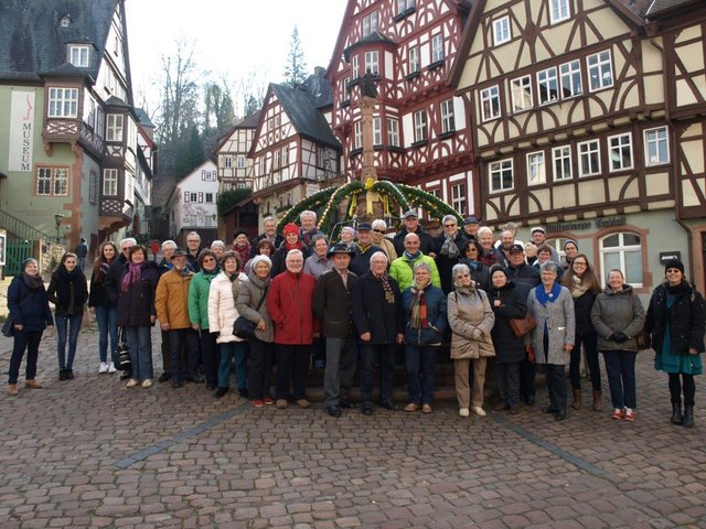 Gruppenbild der Gastgeber am österlich geschmückten Marktbrunnen
