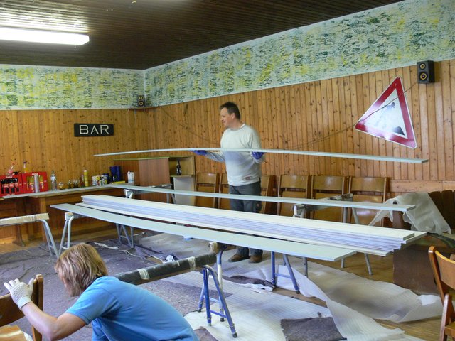 Streichen der Bretter für die Holzverschalung am Dach. Mai 2015