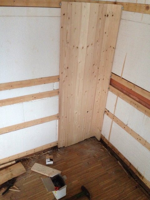 Einbau der neuen Holzverkleidung an den Wänden. August 2015