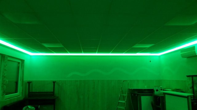Tolle Beleuchtungsmöglichkeiten dank indirekter LED-Beleuchtung. Oktober 2015