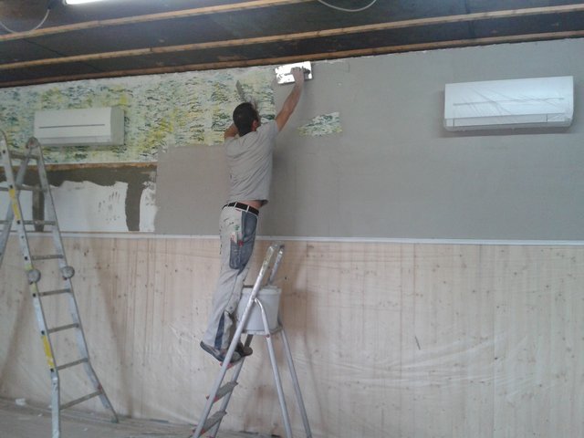 Verputzen der Wand im Hauptraum. September 2015