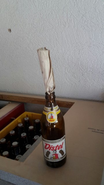 Versteckte Flaschenpost. Gefunden unter der Holzdecke im Nebenraum.