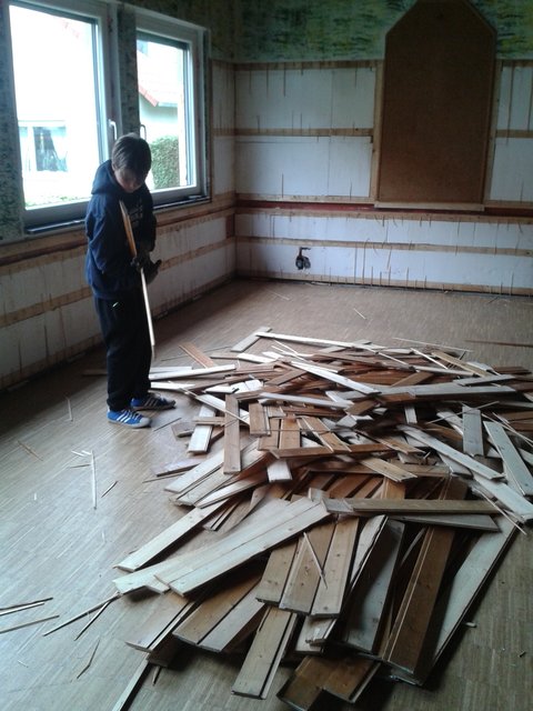 Ausbau der Holzdecke. April 2015