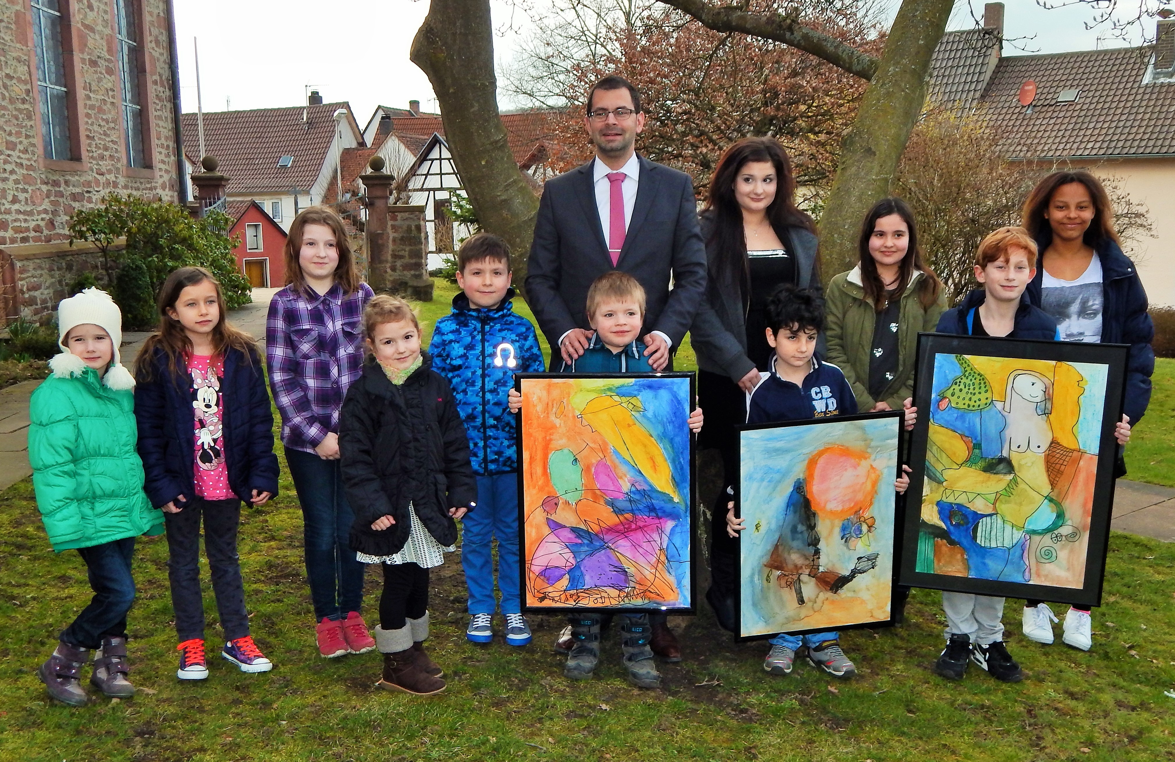 Kunst und Kreativität spielen im Landkreis Miltenberg eine große Rolle: Hier die Preisträger beim Schaeflerpreis 2016, an dem sich mehr als 1250 Mädchen und Jungen beteiligt hatten.
