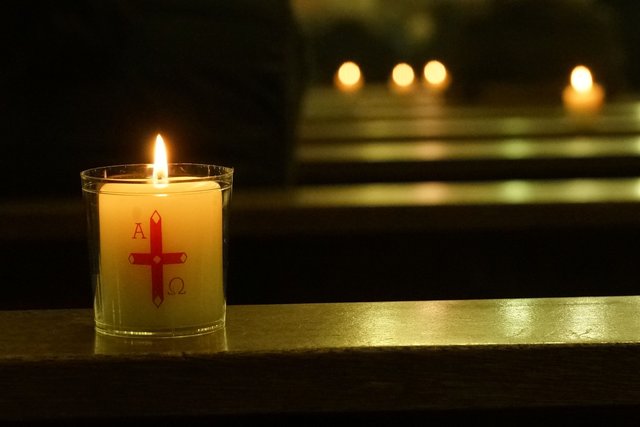 Das Exsultet (lat. „es jauchze“) ist das in der römisch-katholischen und evangelisch-lutherischen Liturgie gesungene Osterlob der Lichtfeier am Beginn der Osternacht. In ihm wird Christus als das Licht der Welt gepriesen und seine Auferstehung in Verbindung zu dem im Alten Testament offenbarten göttlichen Heilsplan gestellt.