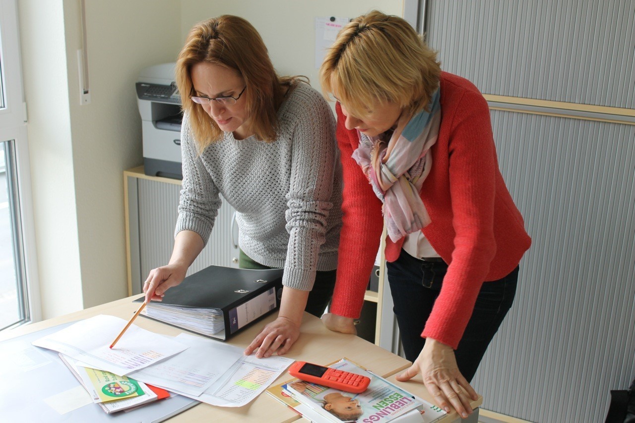 Patricia Robitzky hat gemeinsam mit ihrer Schwester Corinna Hart-Sendelbach die „Kita am Campus“ in Aschaffenburg eröffnet. Die private Kindertagesstätte liegt in unmittelbarer Nähe zum Stadtzentrum und zur Hochschule. Martina Fehlner hatte die Schirmherrschaft für die Einrichtung übernommen. Bei einem Besuch informierte sie sich bei Patricia Robitzky über die positive Entwicklung.