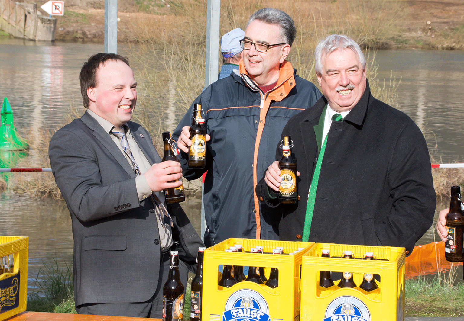 Bürgermeister Andreas Fath mit Winfried Müller von der Faust Brauerei und Ernst Schreiber