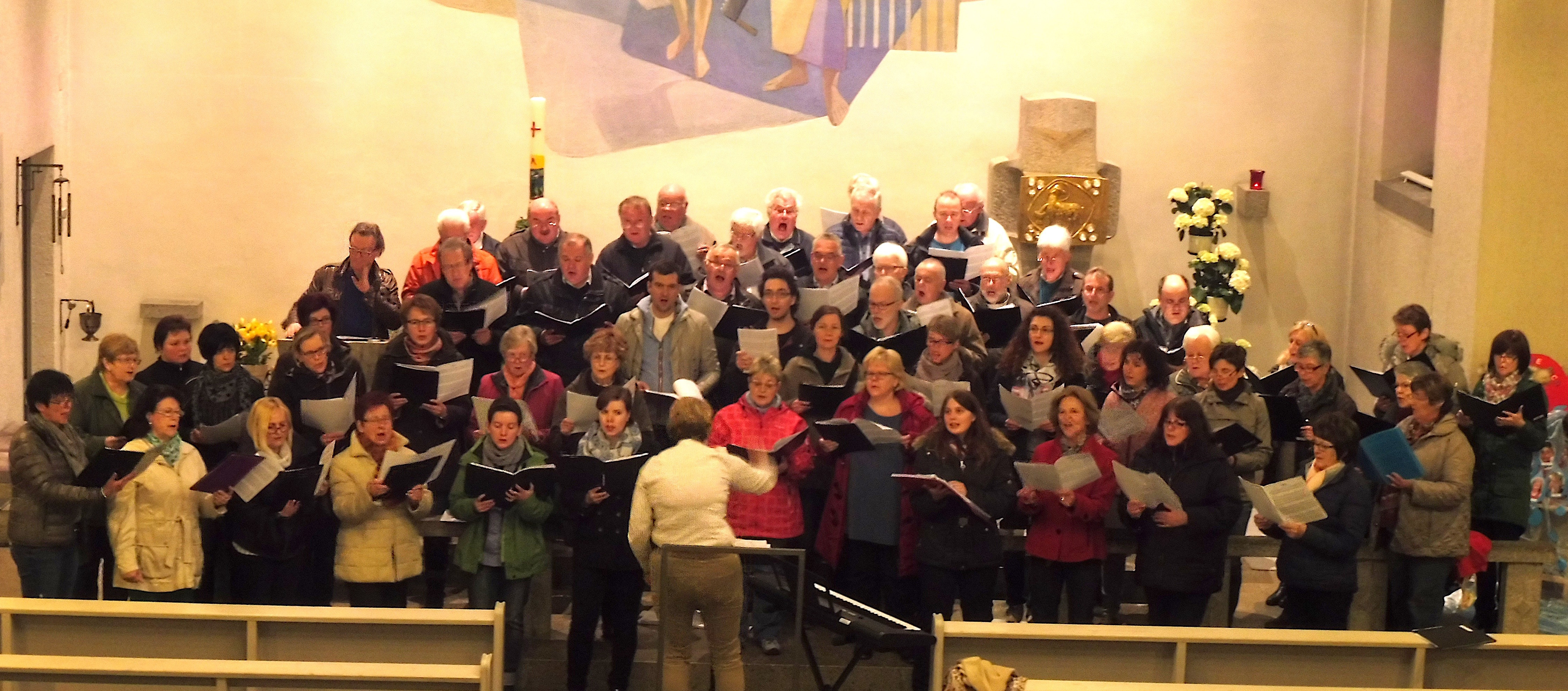Die Sänger aus Eisenbach, Ebersbach und Mechenhard bei der gemeinsamen Chorprobe in St. Josef.