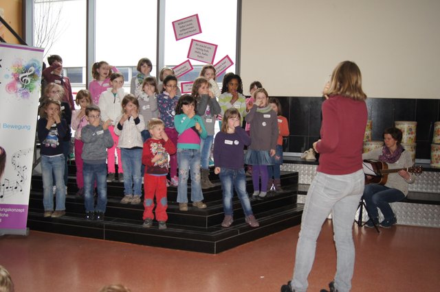 Das Foto zeigt die Kinder der 1. und 2. Klasse beim Auftritt am Ende des Workshops.